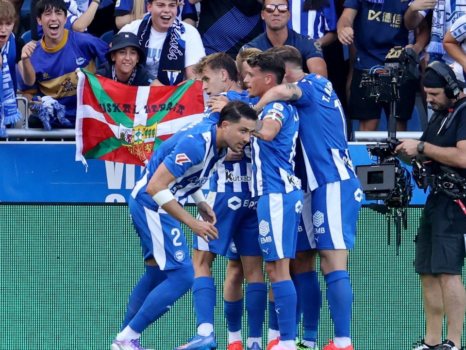 Alaves oslavuje gól. 