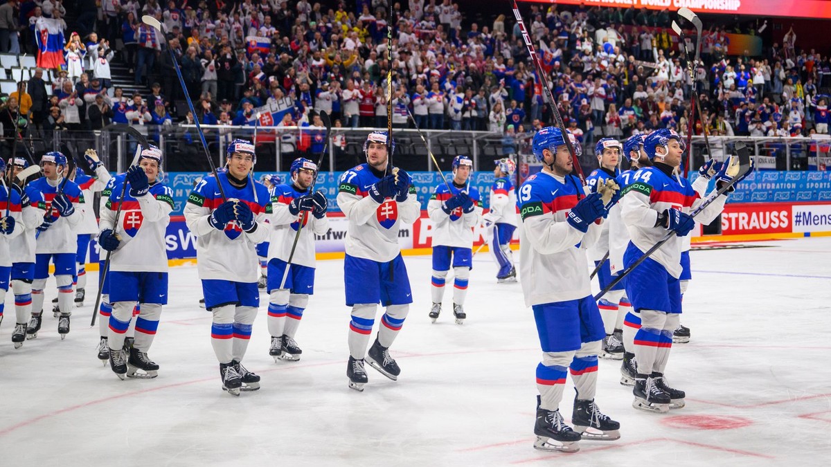 Slovenskí hokejisti po víťazstve v zápase Slovensko - Slovinsko v skupine A na MS v hokeji 2025.