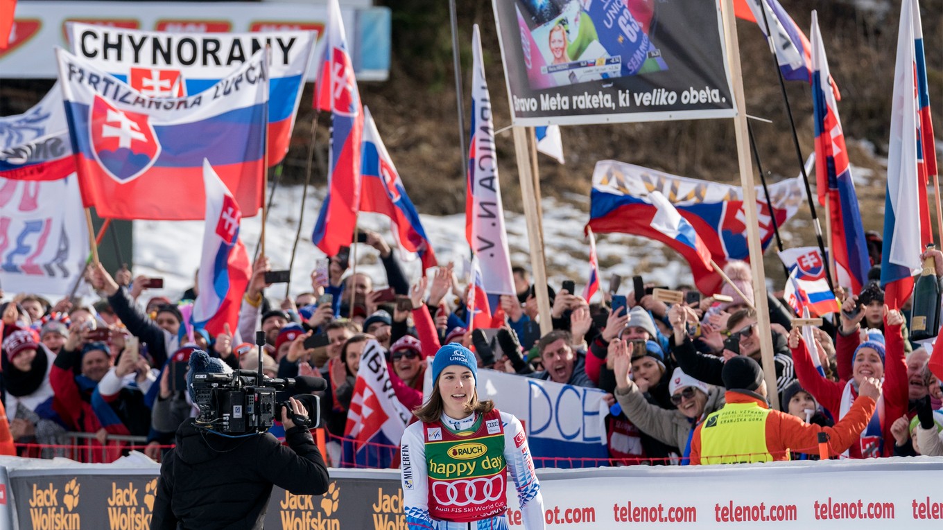 Petra Vlhová v Kranjskej Gore so slovenskými fanúšikmi.