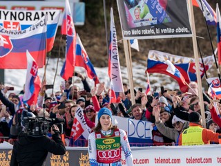 Petra Vlhová v Kranjskej Gore so slovenskými fanúšikmi.