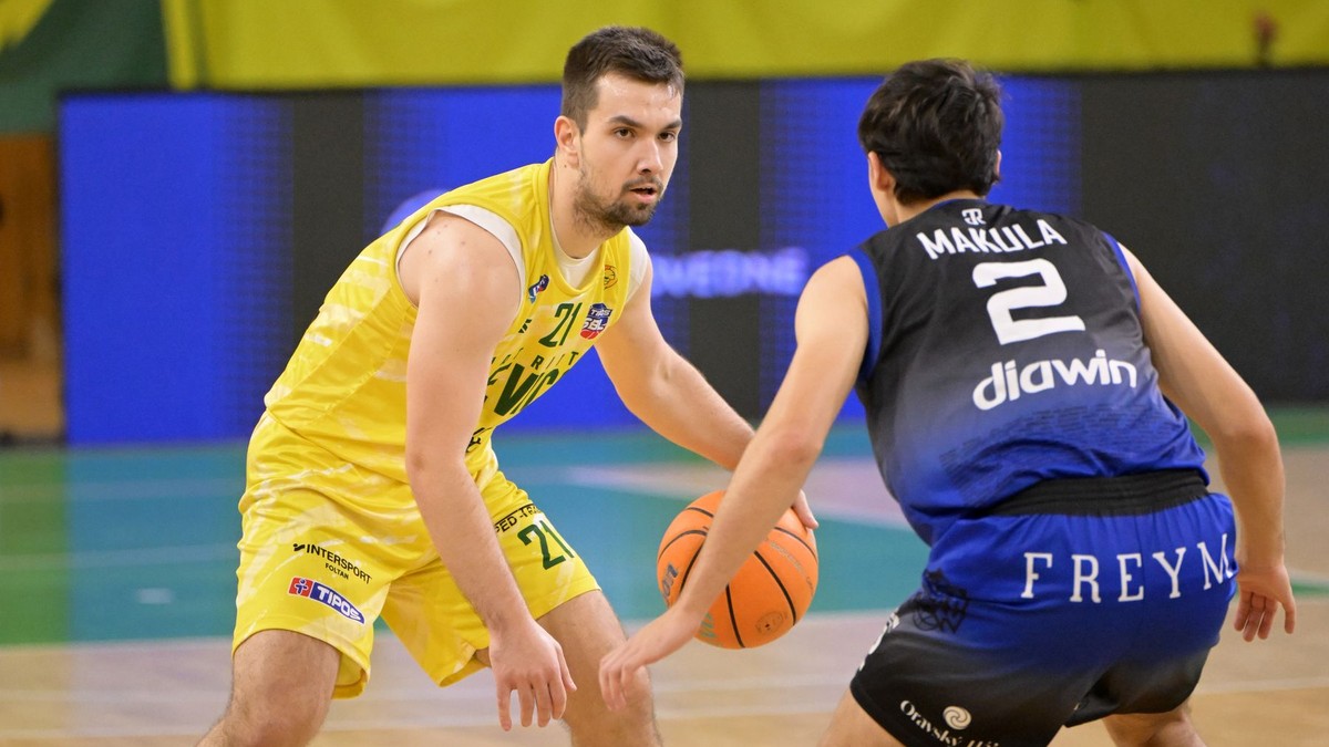 Zľava Daniel Chaban (Levice) a Matúš Makula (Košice)