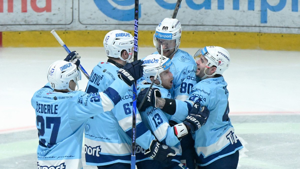 Hokejisti HK Nitra oslavujú gól.