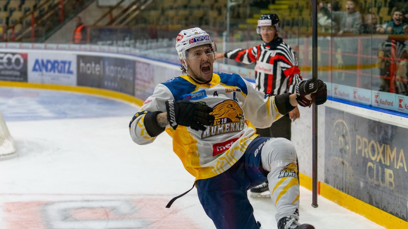 HC 19 Humenné oslavuje gól v zápase Tipos SHL.