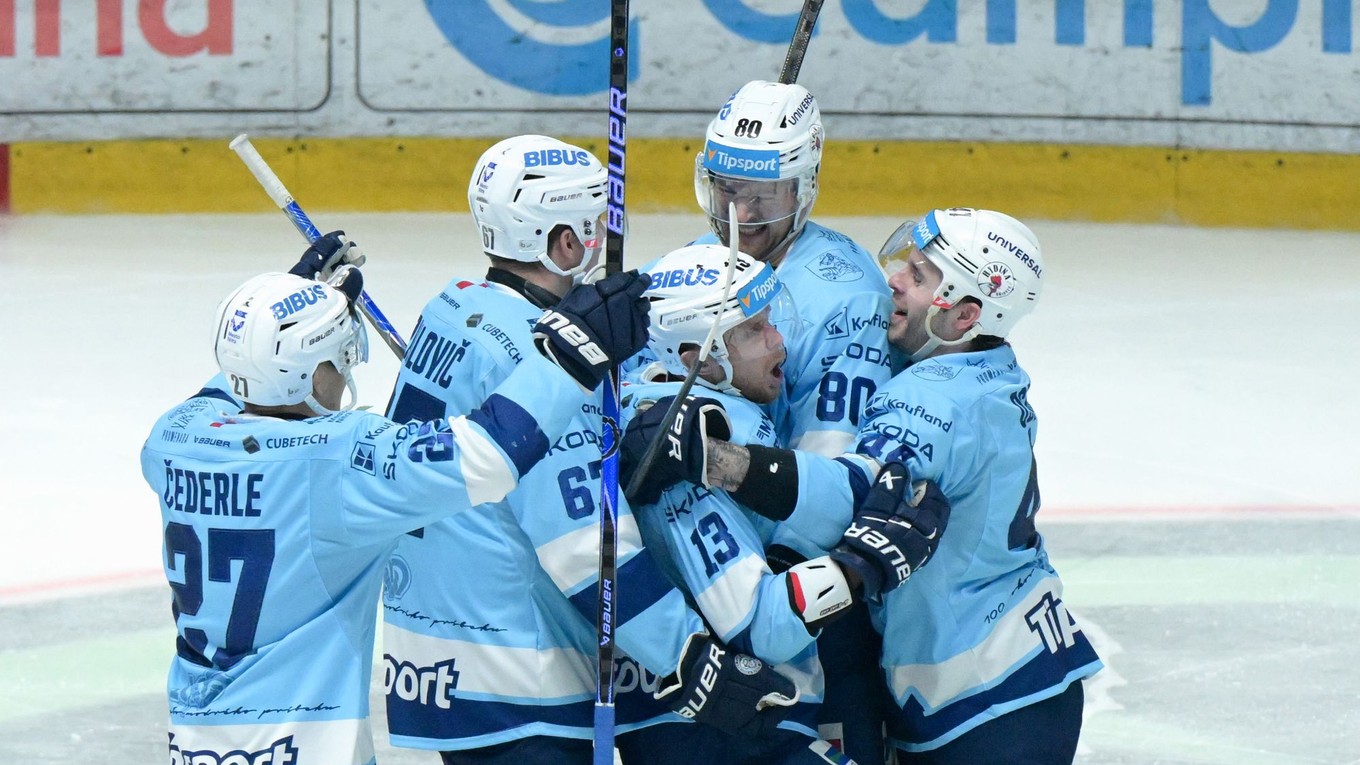 Hokejisti HK Nitra oslavujú gól.