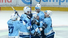 Hokejisti HK Nitra oslavujú gól.