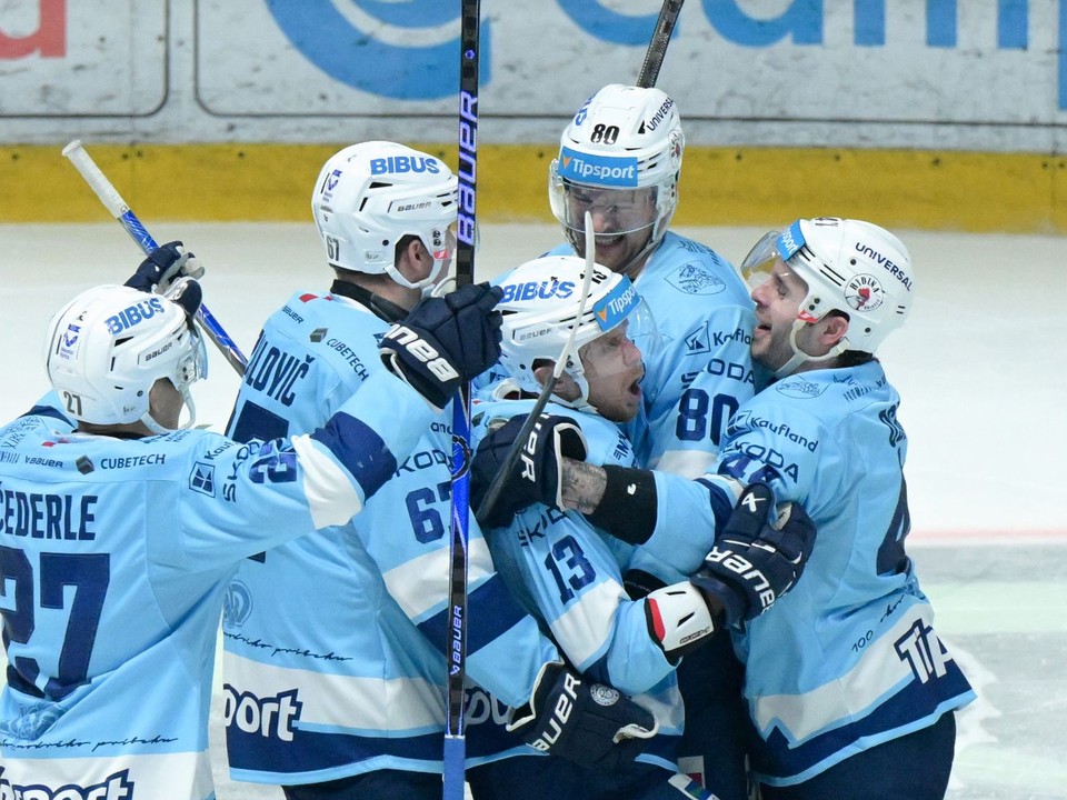 Hokejisti HK Nitra oslavujú gól.