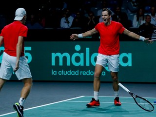 Denis Shapovalov a Vasek Pospisil sa tešia z postupu Kanady do semifinále.