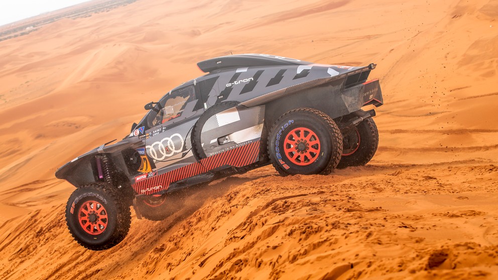 Automobilový pretekár Carlos Sainz počas Rely Dakar 2023.