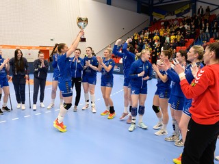 Hádzanárky Iuventy Michalovce oslavujú zisk Slovenského pohára.