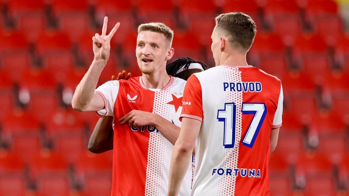 Hráčie Slavie Praha sa radujú z gólu