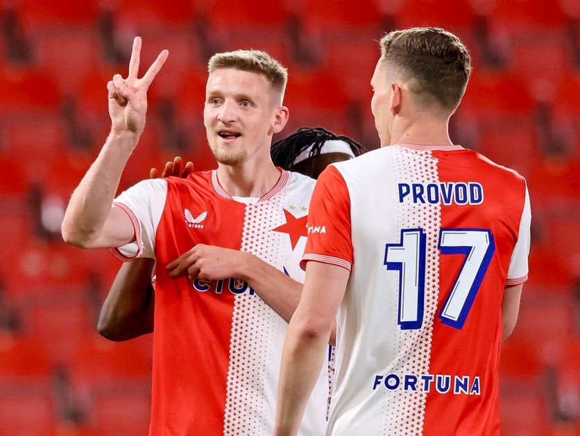 Hráčie Slavie Praha sa radujú z gólu