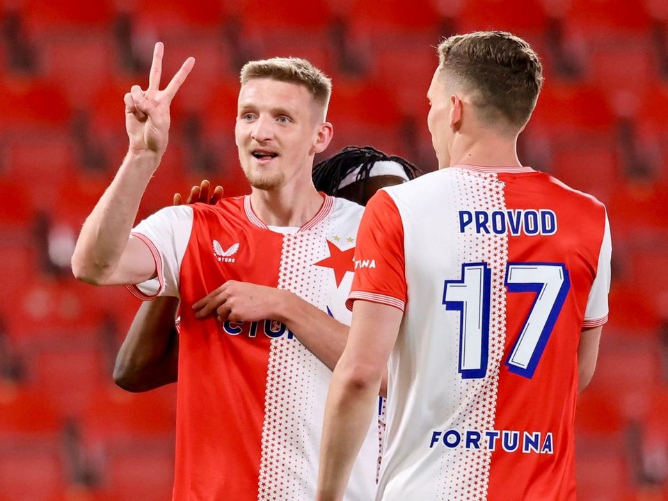 Hráčie Slavie Praha sa radujú z gólu