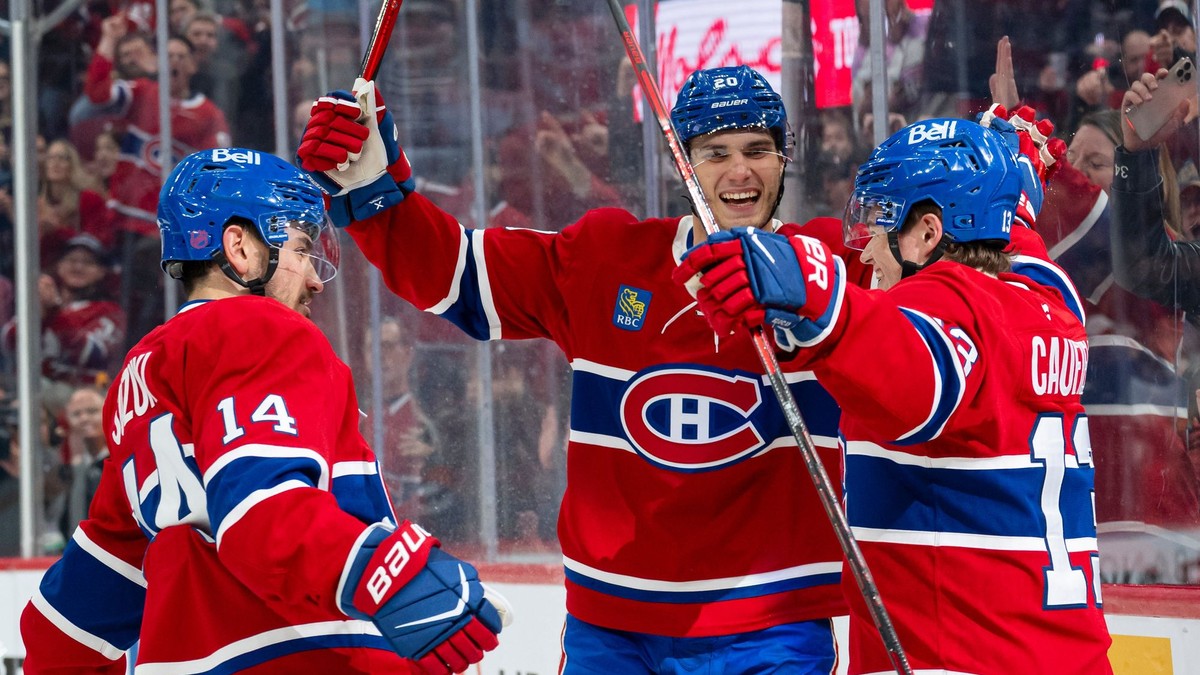 Nick Suzuki, Juraj Slafkovský a Cole Caufield.