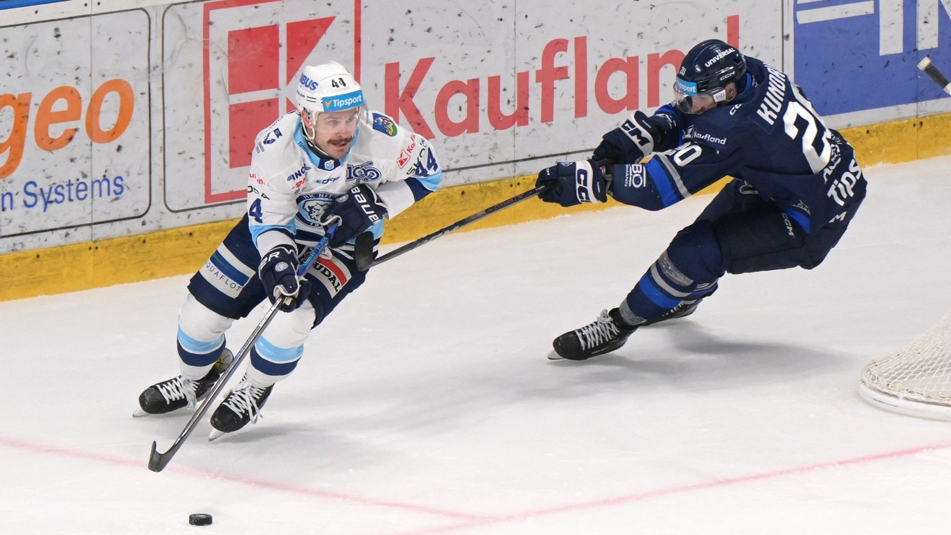 zľava Zach Osburn (Nitra) a Peter Kundrík (Poprad)