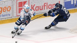 zľava Zach Osburn (Nitra) a Peter Kundrík (Poprad)