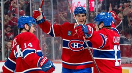 Nick Suzuki, Juraj Slafkovský a Cole Caufield.