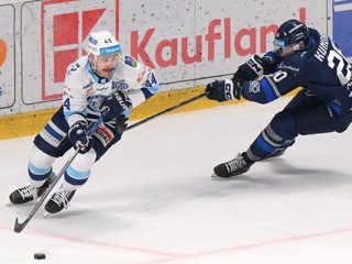 zľava Zach Osburn (Nitra) a Peter Kundrík (Poprad)