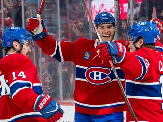 Nick Suzuki, Juraj Slafkovský a Cole Caufield.