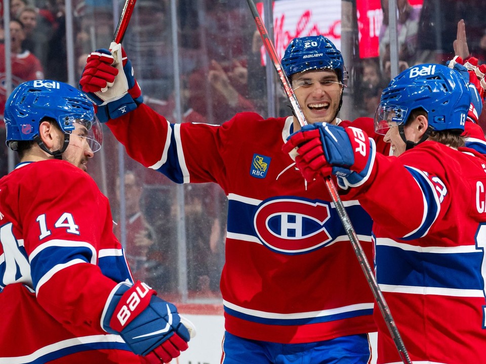 Nick Suzuki, Juraj Slafkovský a Cole Caufield.