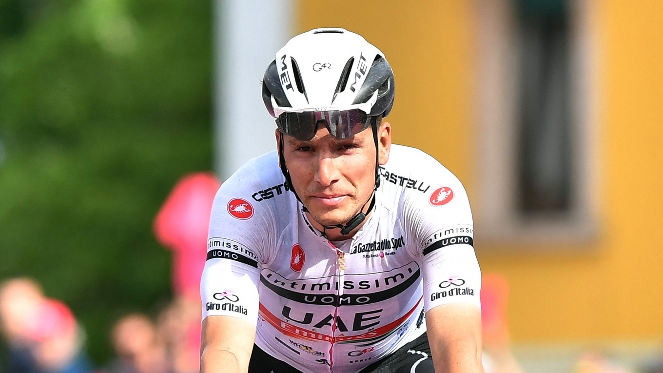 Portugalčan Joao Almeida vo farbách tímu UAE Emirates.