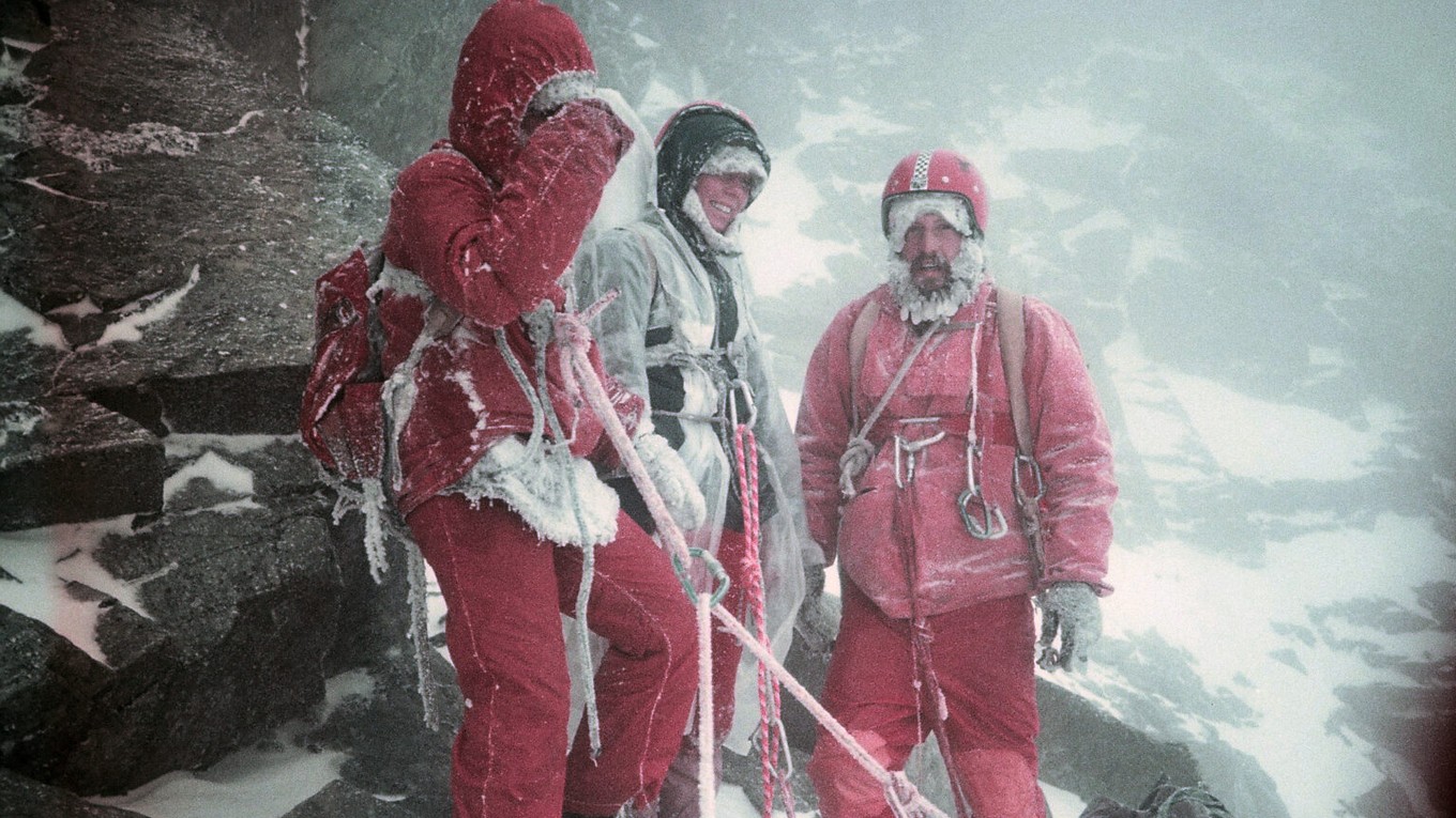 Peter Šperka (vpravo) počas záchrannej akcie vo Vysokých Tatrách