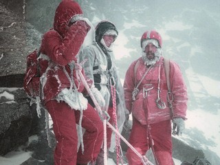 Peter Šperka (vpravo) počas záchrannej akcie vo Vysokých Tatrách