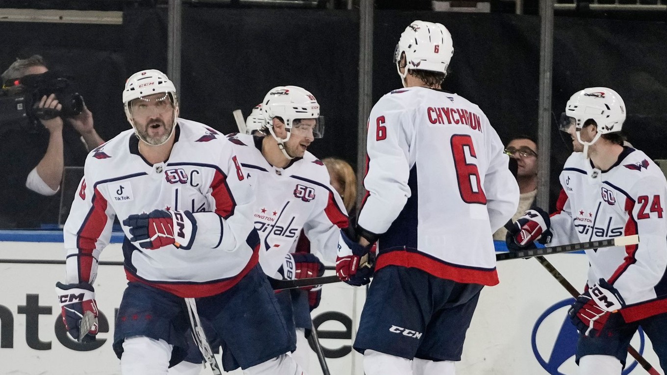 Alexander Ovečkin (vľavo) sa so spoluhráčmi teší po strelenom góle v zápase NHL New York Rangers - Washington Capitals.