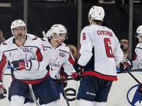 Alexander Ovečkin (vľavo) sa so spoluhráčmi teší po strelenom góle v zápase NHL New York Rangers - Washington Capitals.