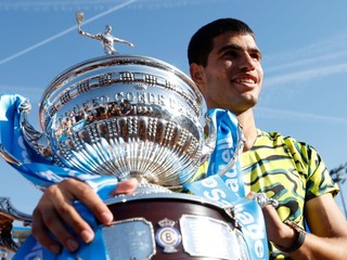 Carlos Alcaraz s trofejou ATP Barcelona.