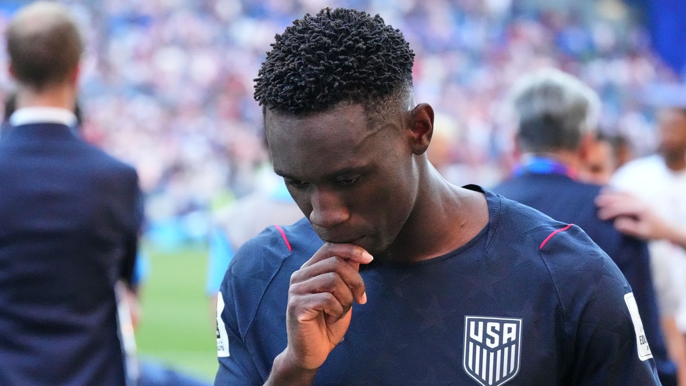 Američan Folarin Balogun (20) odchádza z ihriska po prehre v osemfinálovom dueli USA - Belgicko.