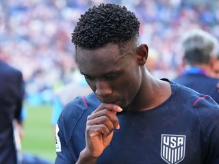 Američan Folarin Balogun (20) odchádza z ihriska po prehre v osemfinálovom dueli USA - Belgicko.
