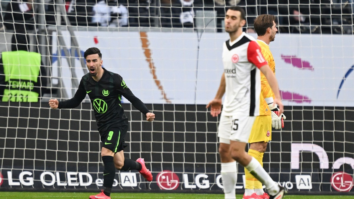 Mohammed Amoura (vľavo) sa teší po strelenom góle v zápase Eintracht Frankfurt - VfL Wolfsburg v 22. kole Bundesligy.