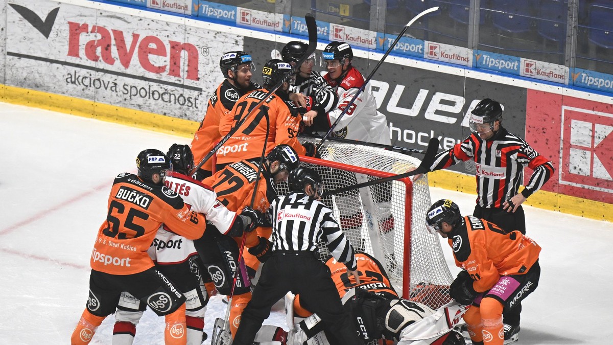 Na snímke šarvátka v piatom zápase štvrťfinále play off Košice - Banská Bystrica.