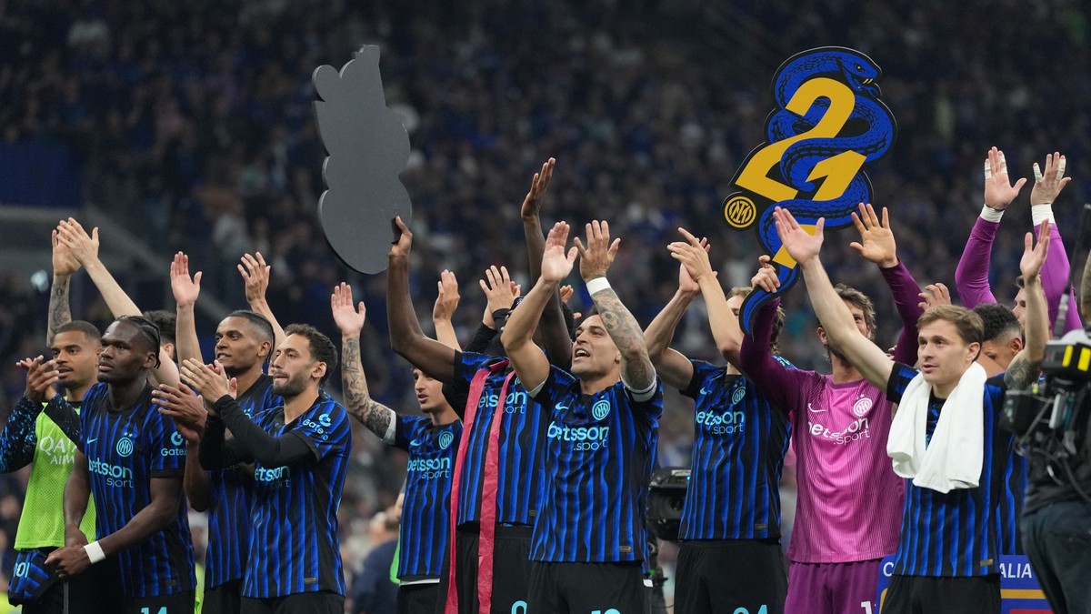 Inter Miláno oslavuje s fanúšikmi zisk trofeje. 