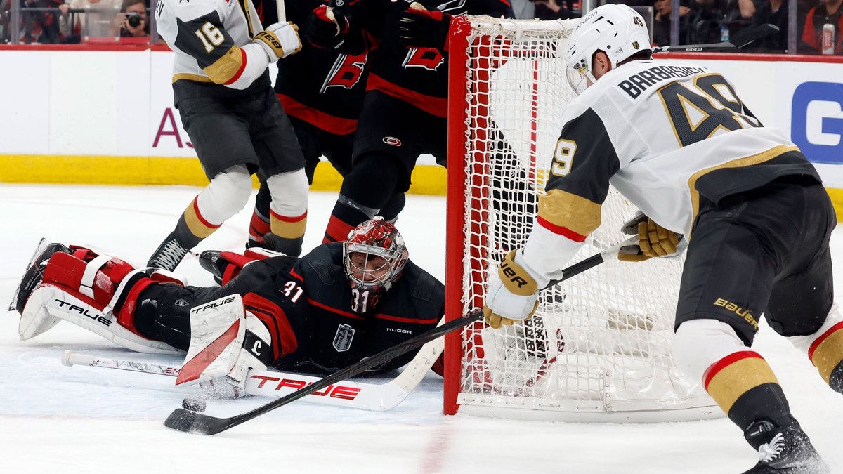 Frederik Andersen a Ivan Barbašev vo vzájomnom súboji.