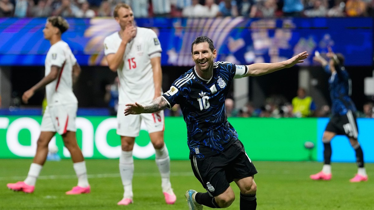 Messi oslavuje gól.