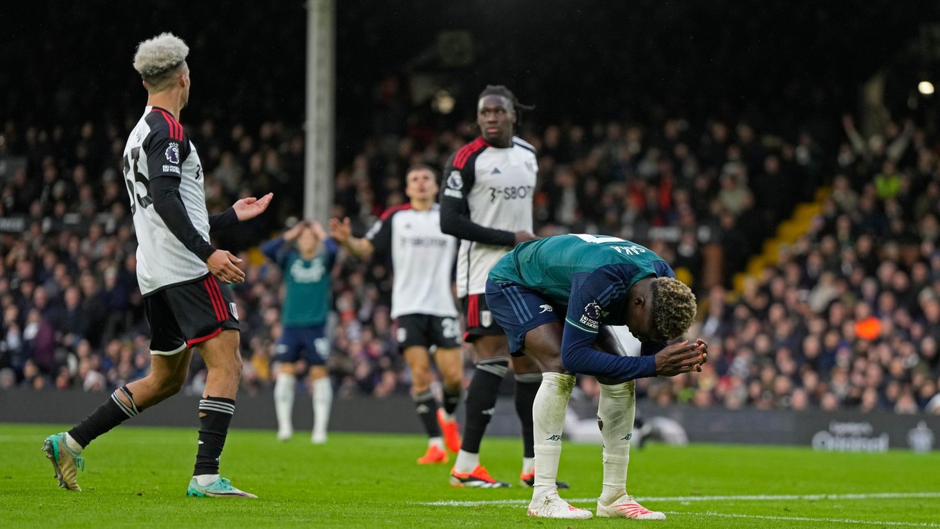 Futbalista Arsenalu Bukayo Saka a jeho gesto v zápase proti Fulhamu.