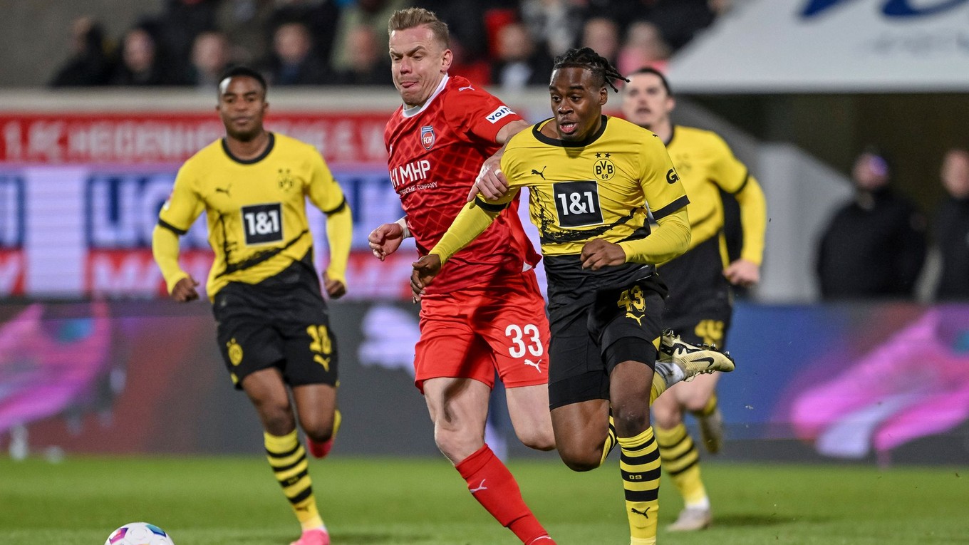 Jamie Bynoe-Gittens (vpravo) bojuje o loptu s Lennardom Maloneyom v zápase 1. FC Heidenheim - Borussia Dortmund.