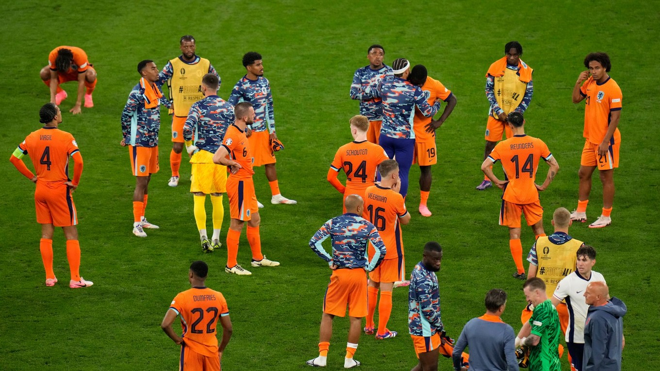 Holandskí reprezentanti po prehre v zápase Holandsko - Anglicko v semifinále EURO 2024.