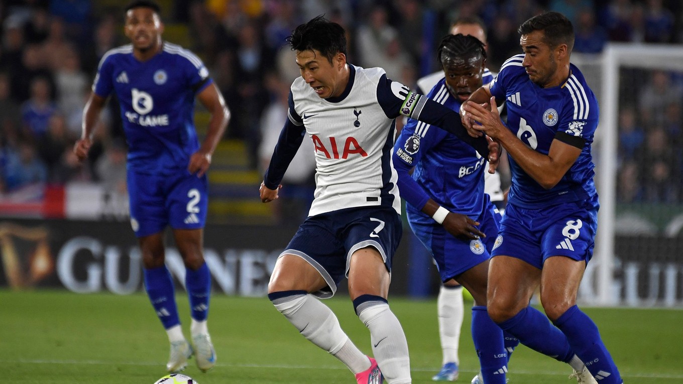 Son Heung-min (v strede) v zápase Premier League Leicester City - Tottenham Hotspur.