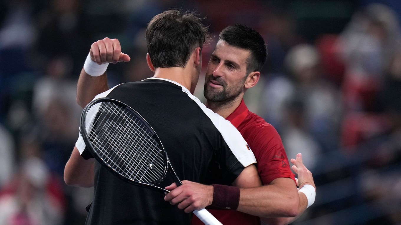 Novak Djokovič (vpravo) a Jakub Menšík po štvrťfinále na turnaji ATP Šanghaj 2024.