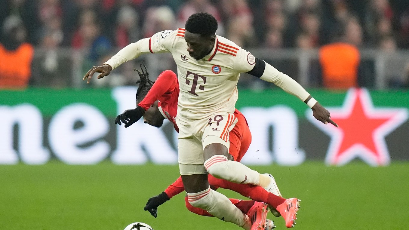 Alphonso Davies a Issa Kaboré (dole) v zápase Bayern Mníchov - Benfica Lisabon v ligovej fáze Ligy majstrov.