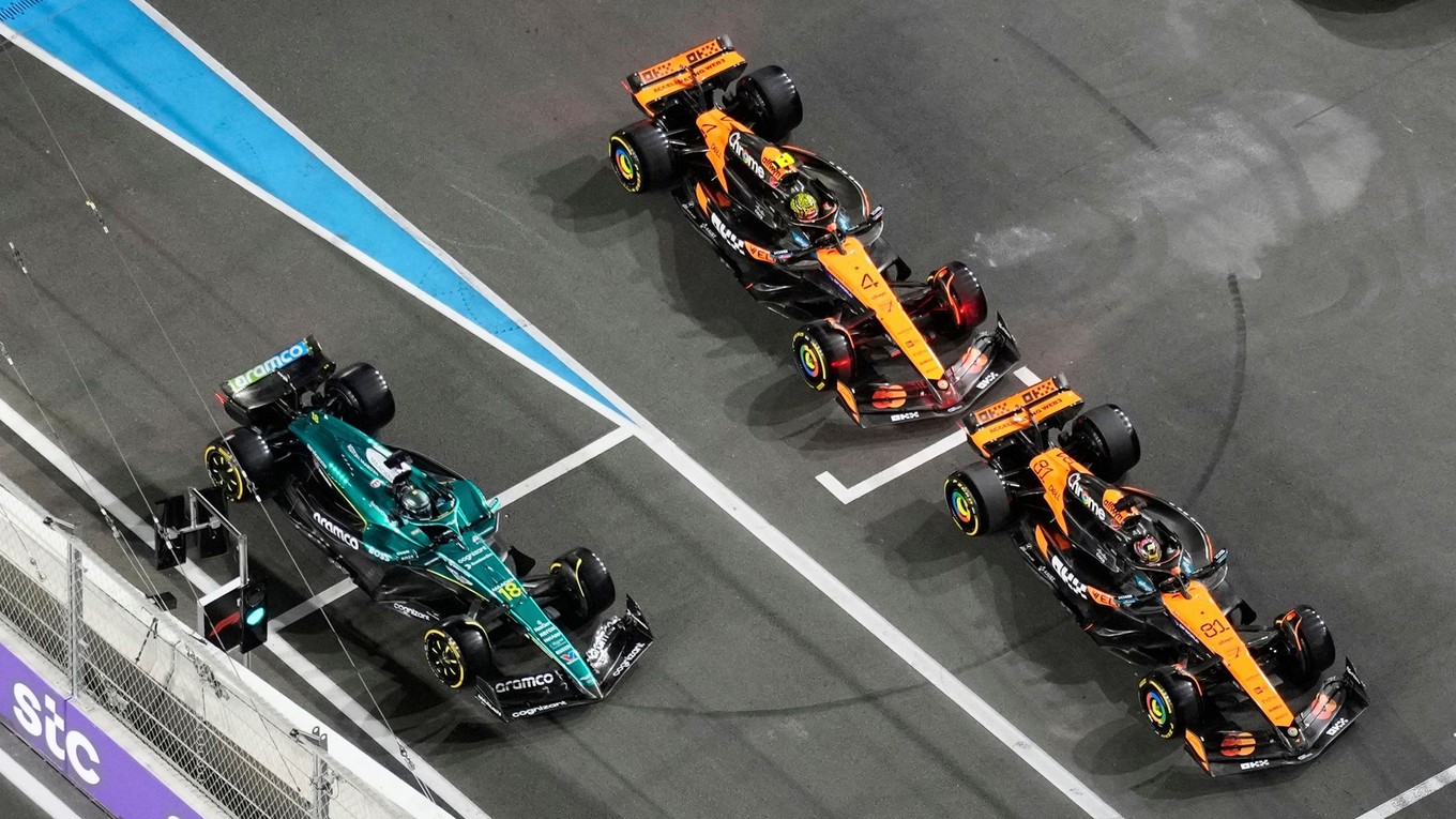 Jazdci tímu McLaren Oscar Piastri a Lando Norris, vedľa nich Lance Stroll z tímu Aston Martin počas tréningu na Veľkú cenu Saudskej Arábie 2025.