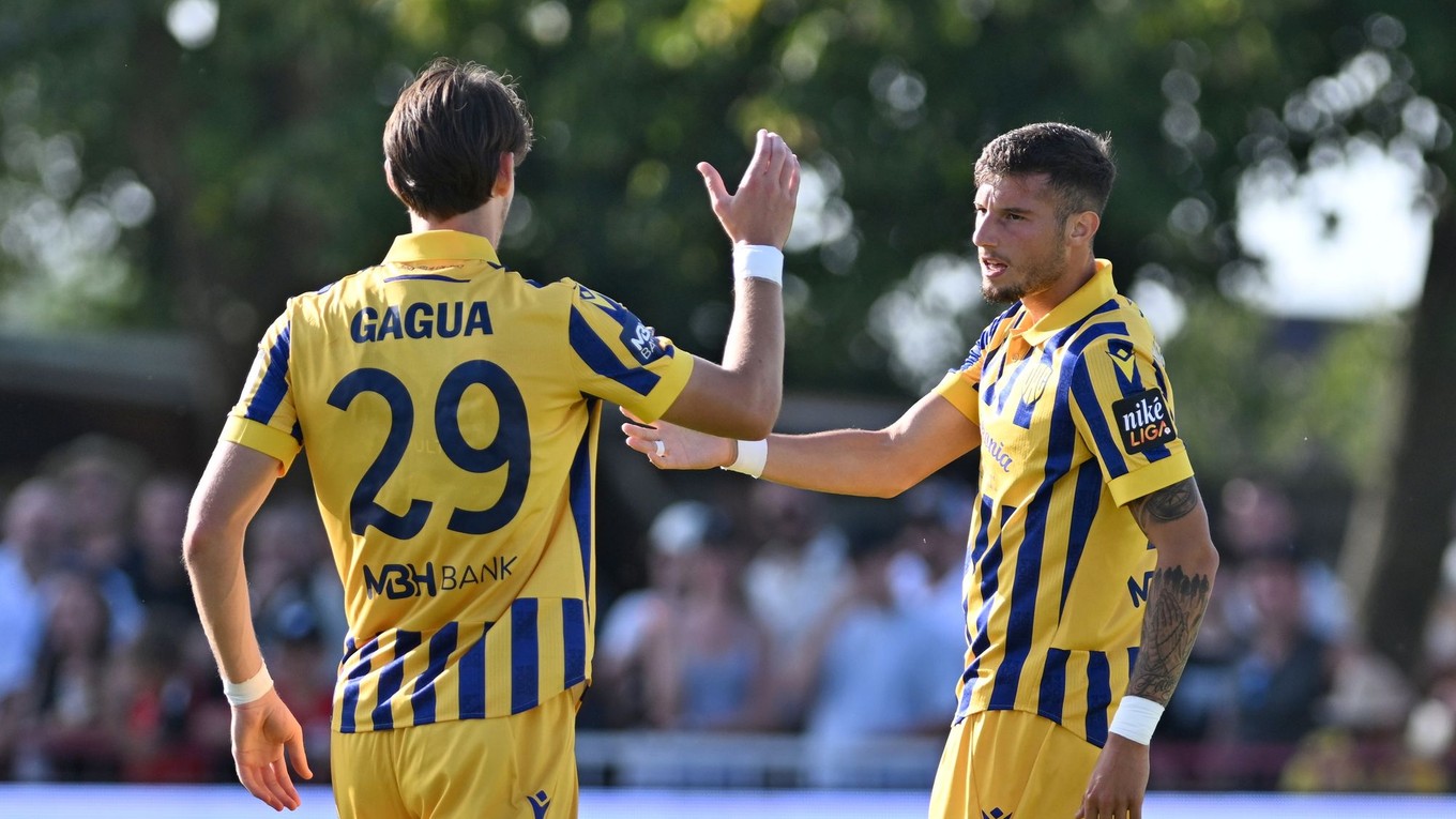 Na snímke sa tešia z gólu hráči DAC.