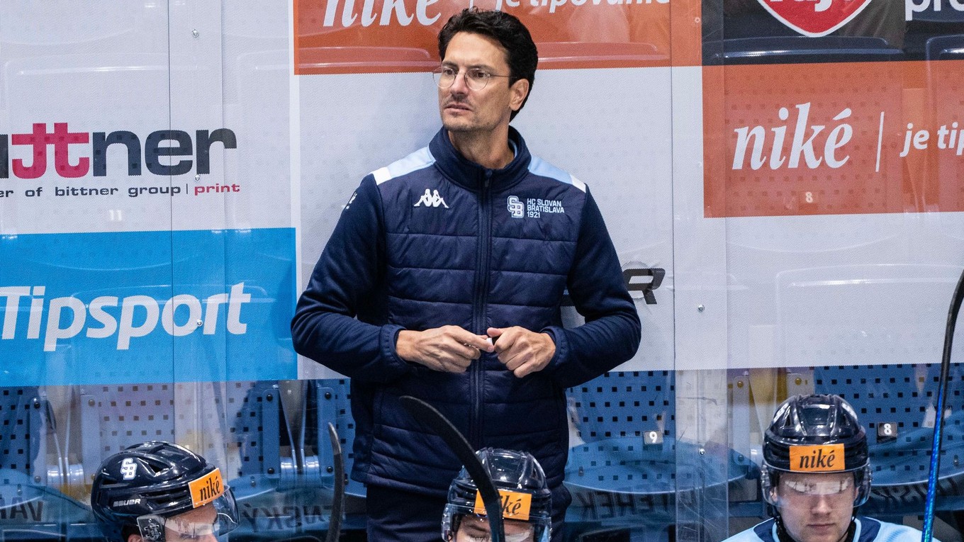 Tréner HC Slovan Bratislava Brad Tapper spolu s hráčmi. 