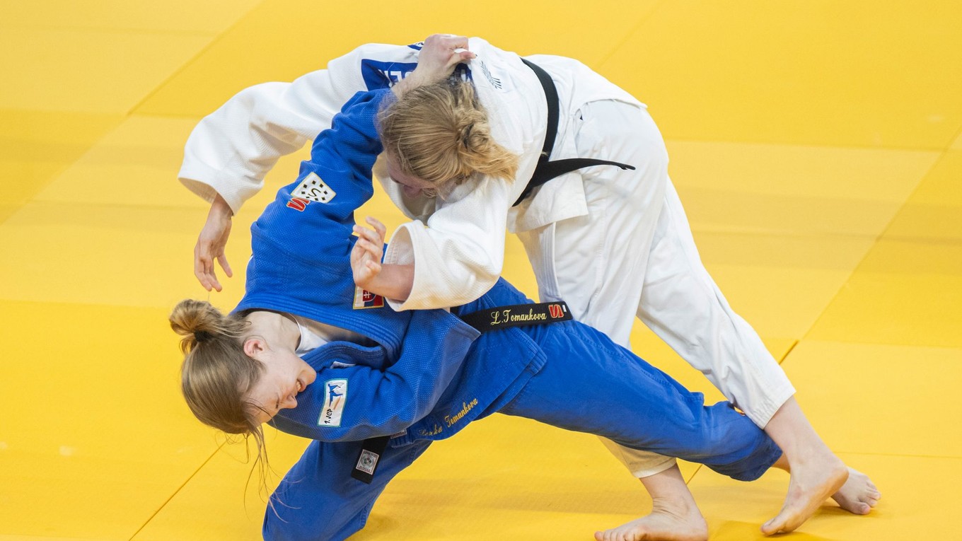 Na snímke dole Lenka Tománková (Slovensko) a hore Neza Mesiceková (Slovinsko) v kategórii do 63 kg na ME juniorov v džude 2025.