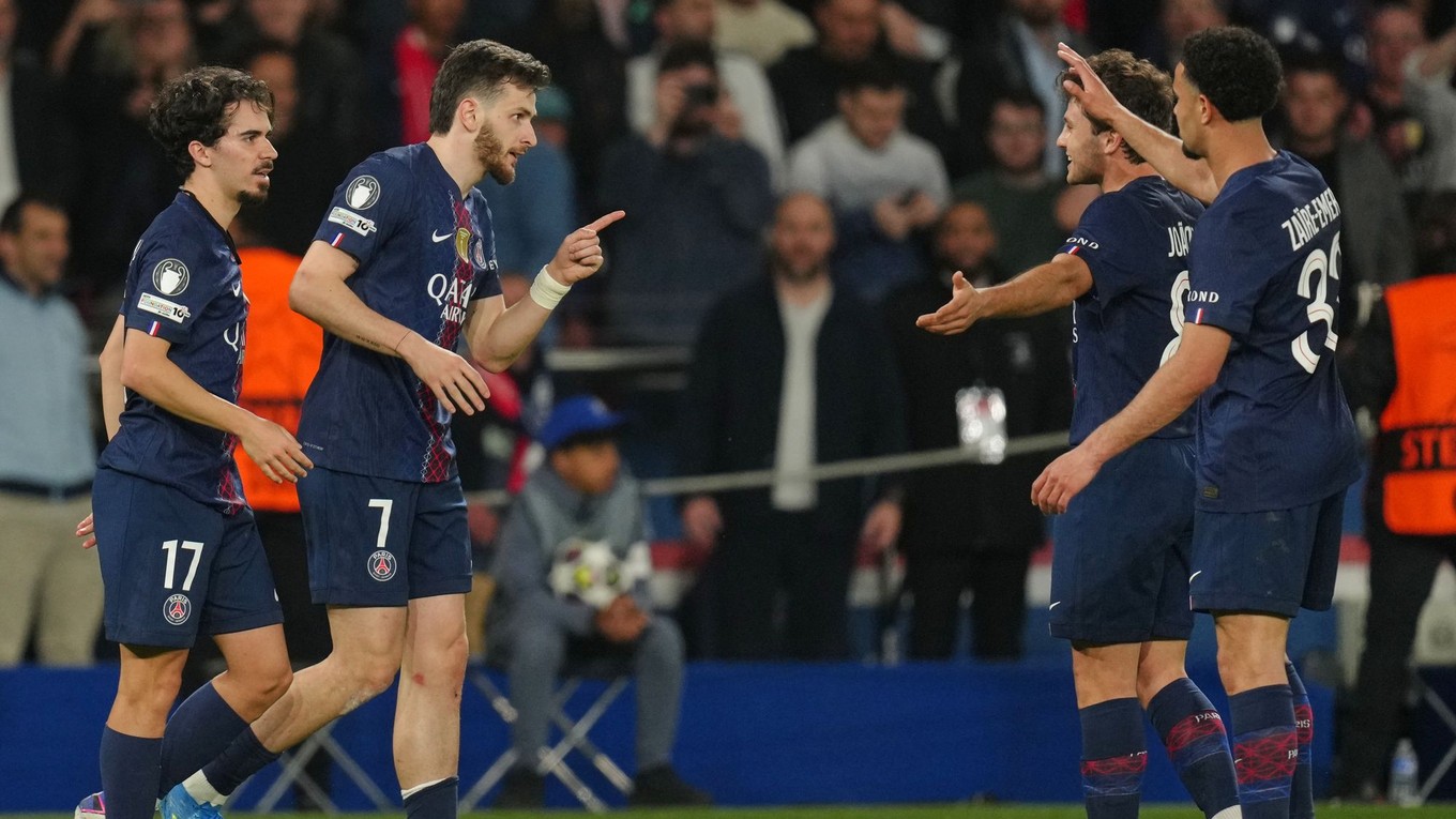 Futbalisti Paríža oslavujú gól