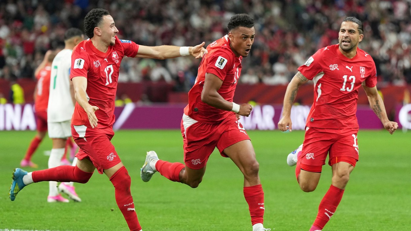 Hráči Švajčiarska sa tešia z gólu v zápase s Alžírskom na MS vo futbale 2026