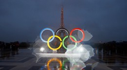 Na archívnej snímke z 13. septembra 2017 olympijské kruhy sú vysvietené pred Eiffelovou vežou v Paríži.