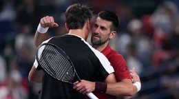 Novak Djokovič (vpravo) a Jakub Menšík po štvrťfinále na turnaji ATP Šanghaj 2024.